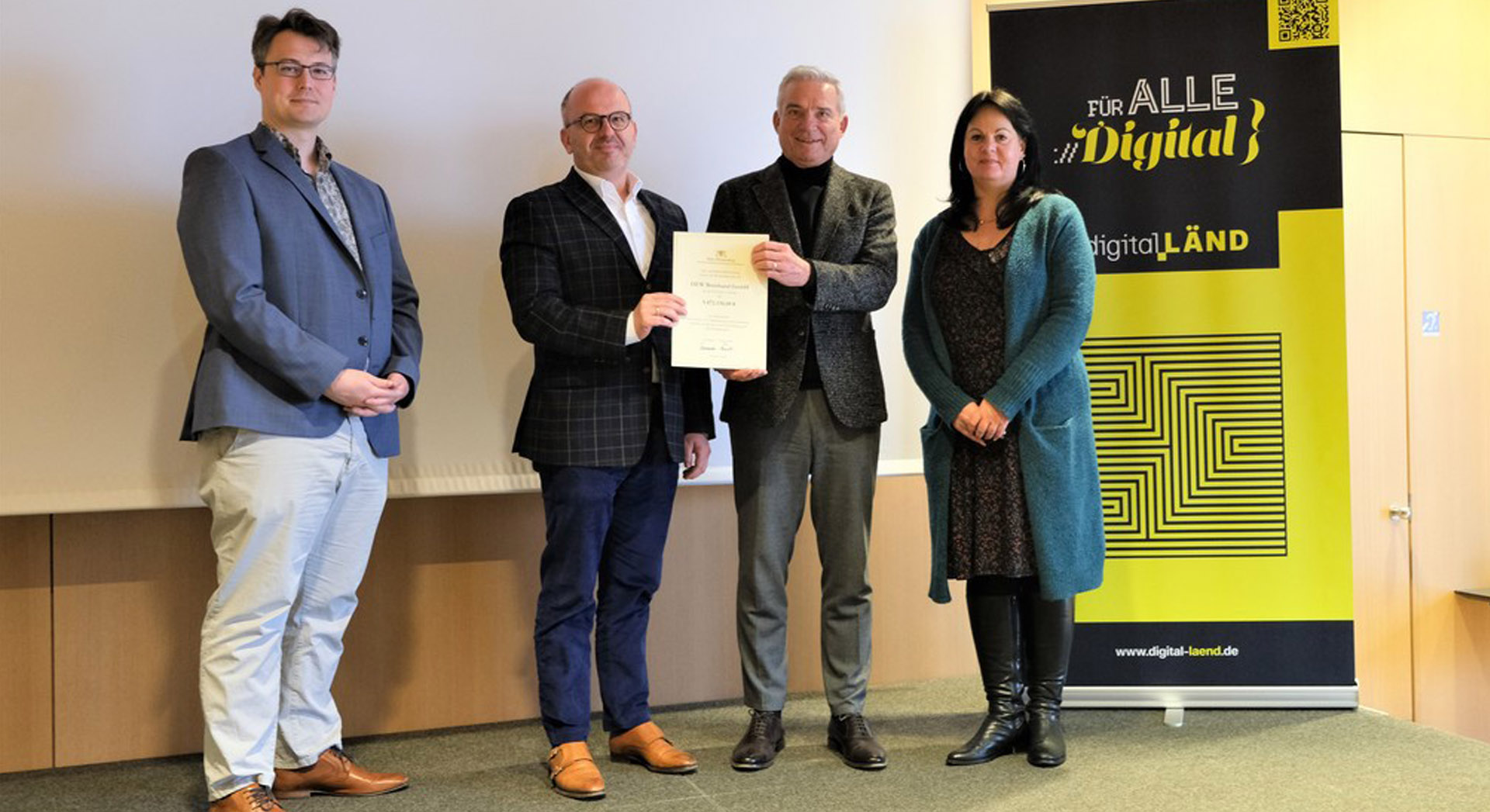 Christoph Goreth (OEW Breitband GmbH), Christoph Enderle (B&uuml;rgermeister Gemeinde Lo&szlig;burg), Thomas Strobl (stellv. Ministerpr&auml;sident Baden-W&uuml;rttemberg), Stefanie Hagel (OEW Breitband GmbH)