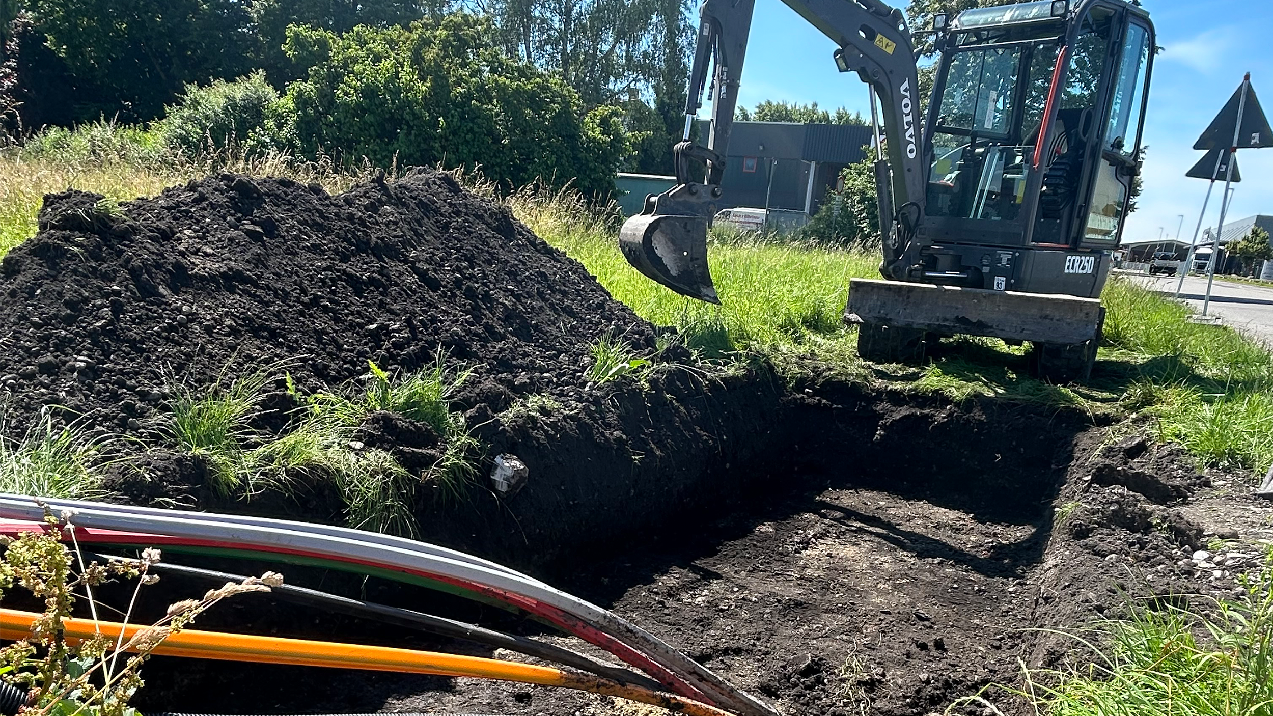 Glasfaser-Baustelle mit Bagger