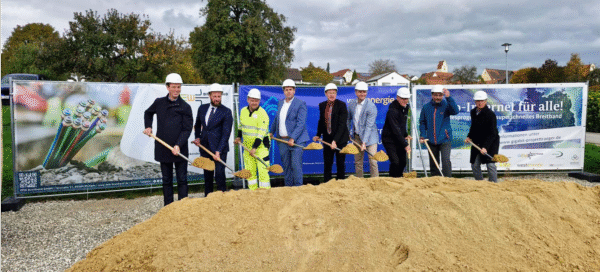 Spatenstich in Altheim (Alb-Donau-Kreis). Die Beteiligten führen den Spatenstich aus.